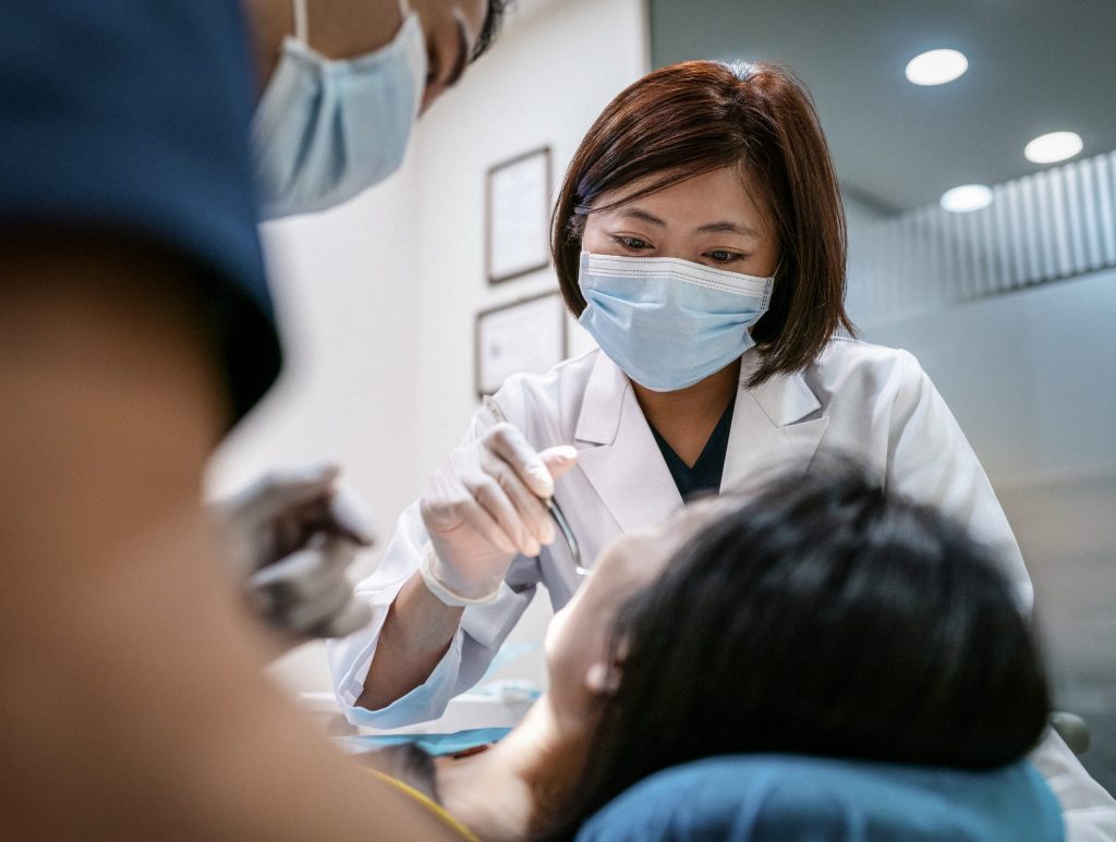 Giai đoạn thăm khám để nha sĩ xác định tình trạng răng trước khi bắt đầu quá trình niềng răng