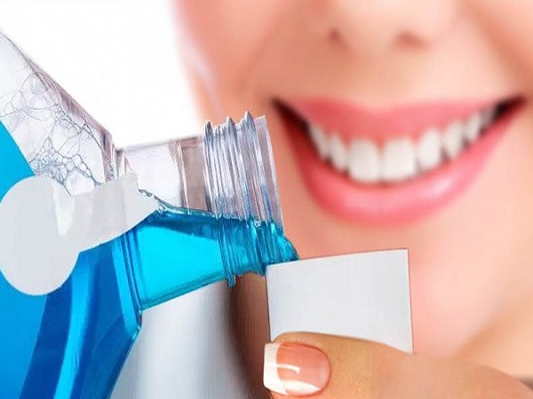 Chăm sóc răng miệng bằng cách sử dụng nước súc miệng
