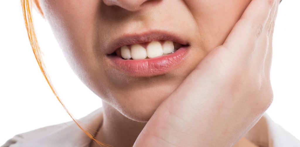 Tự niềng răng tại nhà có thể ảnh hưởng đến quá trình dịch chuyển của răng, qua đó, gây ra các vấn đề đau nhức răng.